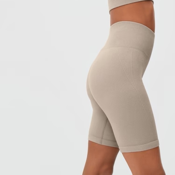 Everlane The Seamless Bike Short - Picture 4 of 11